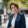 Изображение девушка в синем деловом костюме