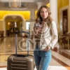 Изображение девушка с чемоданом в холе отеля