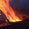 Видео продолжительностью 14.17 секунд мангал на огне вечером