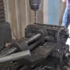 Видео продолжительностью 10.2 секунд сверление отверстия в изделие из металла