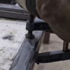 Видео продолжительностью 8.94 секунд установка зажима на изделие из металла