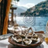 Изображение устрицы в корзинке на фоне моря