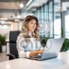 Изображение девушка в офисе работает с ноутбуком