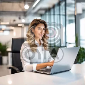 Изображение девушка в офисе работает с ноутбуком