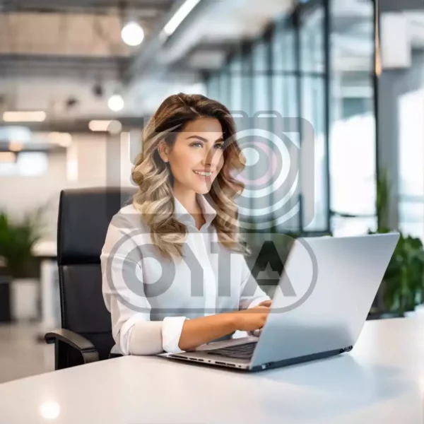 Изображение девушка в офисе работает с ноутбуком