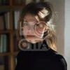 Изображение девушка стоит на фоне книг