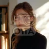 Изображение девушка стоит на белом фоне с книгами