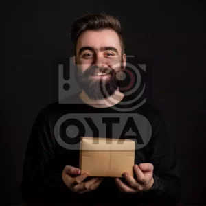Изображение мужчина с подарком в руках (коробкой)