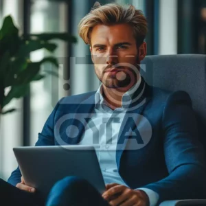 Мужчина в костюме олицетворяет уверенность, профессионализм и элегантность. Это изображение может служить идеальным примером для статей, блога или социальной сети, где обсуждаются вопросы выбора деловой одежды, советы по стилю и актуальные модные тренды для мужчин. Важно подчеркнуть, что костюм может быть как классическим, так и современным, что позволяет каждому мужчине найти подходящий стиль, соответствующий его индивидуальности