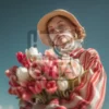 Тюльпаны, символизирующие обновление и любовь, обрамляют лицо девушки, привнося яркие цвета в общий композиционный ансамбль. Их насыщенные оттенки контрастируют с легкостью ее образа, позволяя зрителям почувствовать атмосферу праздника и радости. Это изображение отлично подойдет для публикаций в социальных сетях, блогах о моде, а также для сайтов, посвященных цветам и весенним трендам