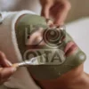 Процедуры в спа — это отличное решение для восстановления баланса, снятия стресса и улучшения состояния кожи. Зеленая маска, которую наносит девушка, богата натуральными ингредиентами, которые увлажняют, очищают и обновляют кожу. Использование таких масок способствует борьбе с загрязнениями, сальными железами и придает лицу здоровый и сияющий вид