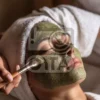 Зеленая маска не только преображает внешний вид, но и обогащает кожу полезными витаминами, способствуя борьбе с загрязнениями и усталостью. Она становится важным элементом в рутине ухода за собой, предоставляя возможность каждому почувствовать себя прекрасно и выглядеть безупречно. Девушка на изображении, погруженная в мир спа, олицетворяет не только расслабление, но и желание заботиться о своем здоровье и красоте