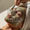 Не только смягчающая текстура маски привлекает взгляд, но и расслабляющее настроение, создающееся в процессе ухода — прекрасный момент для саморазмышления и релаксации. Девушка на фотографии может быть образцом для тех, кто стремится к гармонии с собой, ведь ухаживая за лицом, она также заботится о своих мыслях и эмоциях