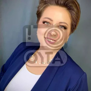 Женщина в синем костюме