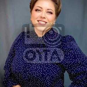 Женщина в синей рубашке