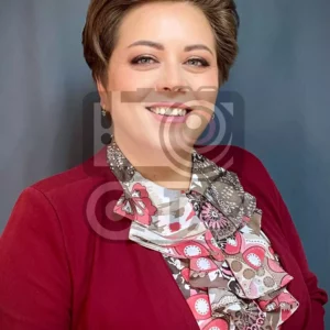 Женщина в красном костюме