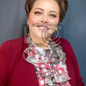 Женщина в красном пиджаке