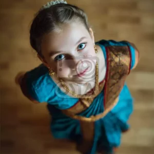 Девочка, смотрящая вверх