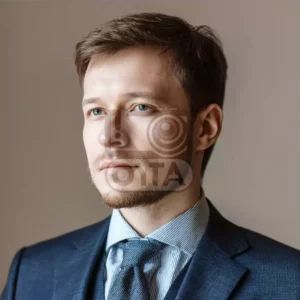 Мужчина в костюме