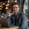 Сосредоточенность на детали: чистый стол, ноутбук и аккуратный внешний вид сотрудника. Фото демонстрирует уверенность, самодостаточность и готовность к новым идеям в любое время суток. Включение элемента улыбки при взгляде в камеру создает чувство доверия и открытости, что делает картинку идеальной для веб-страниц, блогов и материалов о карьере, стартапах и кросс-функциональном сотрудничестве