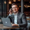 Эта фотография идеально подходит для блогов и социальных сетей, где цель — вызвать доверие аудитории, вдохновить на деловую активность и подчеркнуть современный стиль работы. Включите в описание аспекты гибкости рабочего графика, инноваций в повседневной работе и баланса между личным и профессиональным пространством