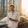 Фотография мужчина на фоне автомобиля создаёт атмосферу решительности и прогресса, идеально подходит для брендинга, который ассоциируется с инновациями, качеством и доверием. Визуальные акценты — четкие линии, минимализм и аккуратная композиция — позволяют легко адаптировать изображение под посты, каталоги и соцсети. Этот кадр служит мощным инструментом для привлечения внимания аудитории и повышения конверсий, когда цель — подчеркнуть связь между стилем, технологиями и уверенным образом жизни