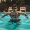 Фотография мужчина в бассейне служит визуальным якорем для контента о качествах: независимость, энергия, восстановление и стремление к лучшему. Включите изображение в разделы сайта о жизни на курортах, статьях об оздоровительных программах, лендингах рекламных кампаний и блог-постах о стиле жизни. Такой визуал усилит эмоциональное вовлечение аудитории, повысит кликабельность и доверие к бренду