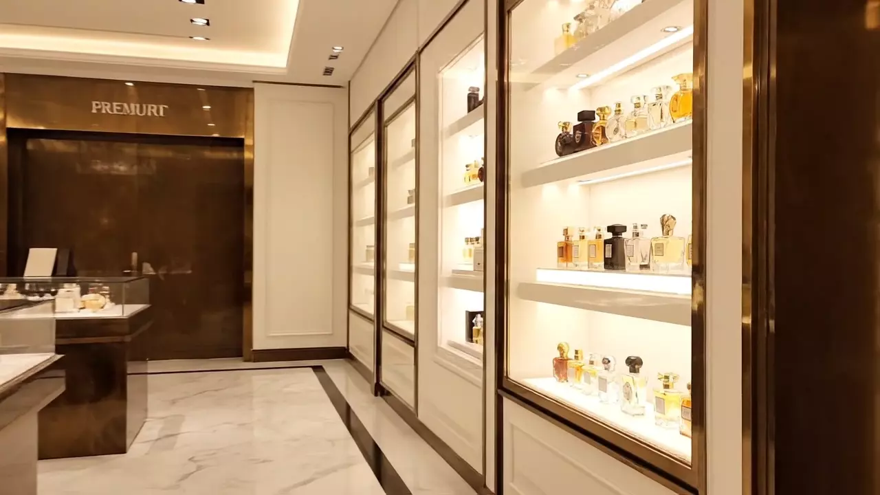 В кадре — детальные крупные планы стеклянных бутылочек, точная подача и безупречная организация пространства бутика, которая подчеркивает чистоту и элегантность бренда. Это видео бутик идеально подходит для любителей парфюмерной фотографии и тех, кто ищет вдохновение для своих повседневных образов. Каждый флакон наглядно демонстрирует концепцию бренда, от минимализма до роскоши, помогая зрителю сформировать личный стиль. Добавляйте видео и открывайте для себя мир ароматов, где каждая деталь — шаг к идеальному стилю и уверенности В кадре — детальные крупные планы стеклянных бутылочек, точная подача и безупречная организация пространства бутика, которая подчеркивает чистоту и элегантность бренда. Это видео бутик идеально подходит для любителей парфюмерной фотографии и тех, кто ищет вдохновение для своих повседневных образов. Каждый флакон наглядно демонстрирует концепцию бренда, от минимализма до роскоши, помогая зрителю сформировать личный стиль. Добавляйте видео и открывайте для себя мир ароматов, где каждая деталь — шаг к идеальному стилю и уверенности