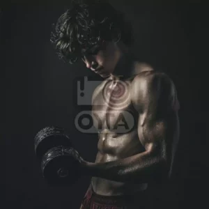 Мужчина с гантелью