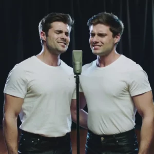 Двое мужчин на сцене