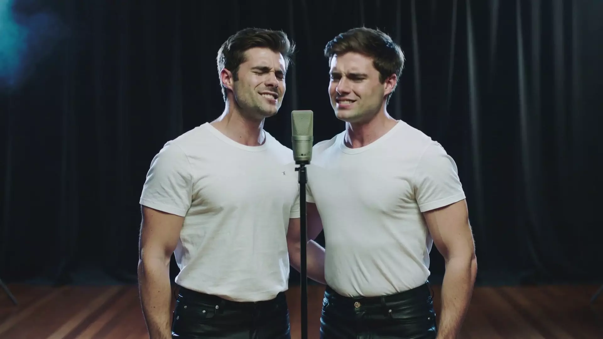 Двое мужчин на сцене